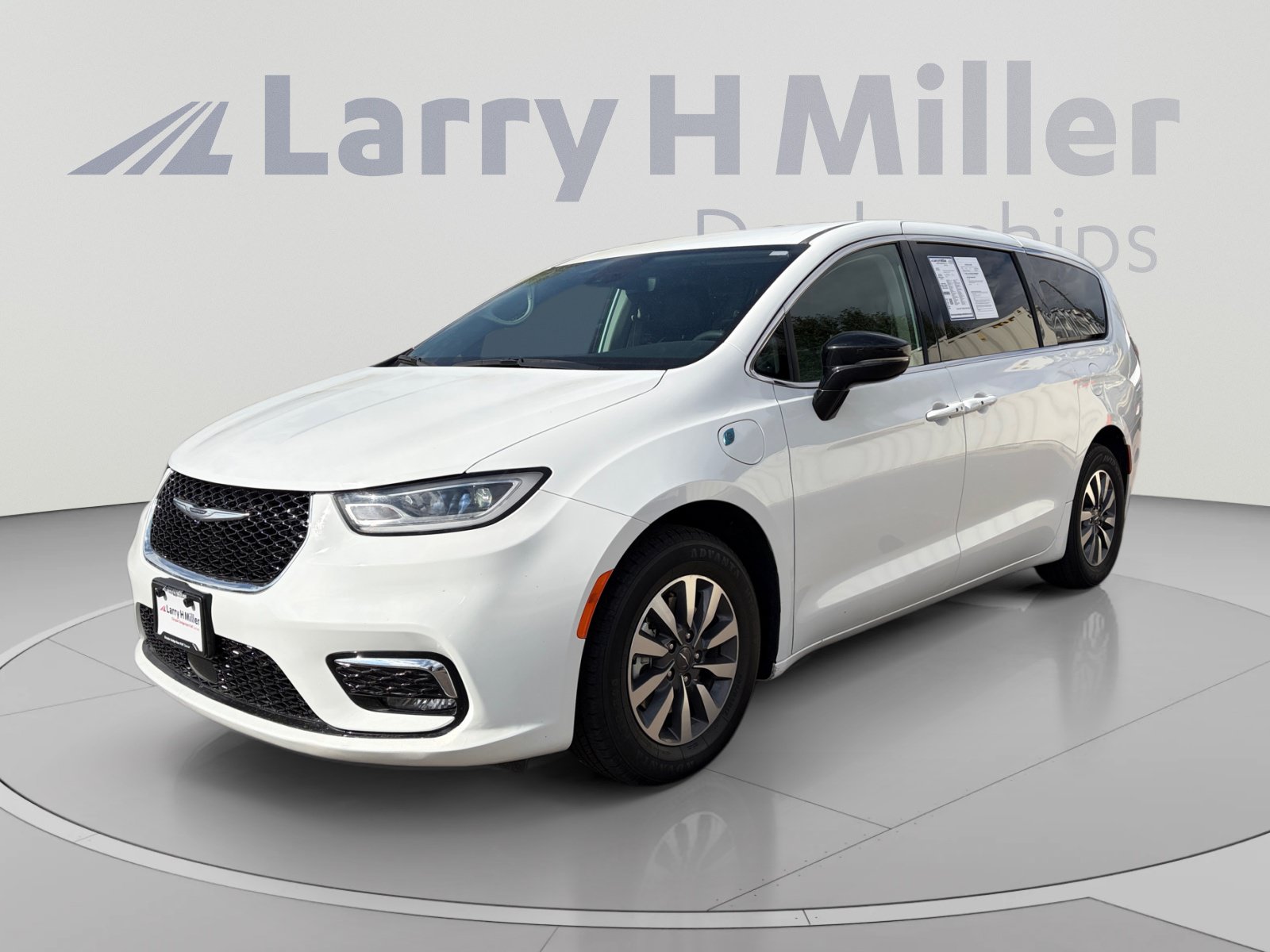 Used 2024 Chrysler Pacifica Limited FWD image 1