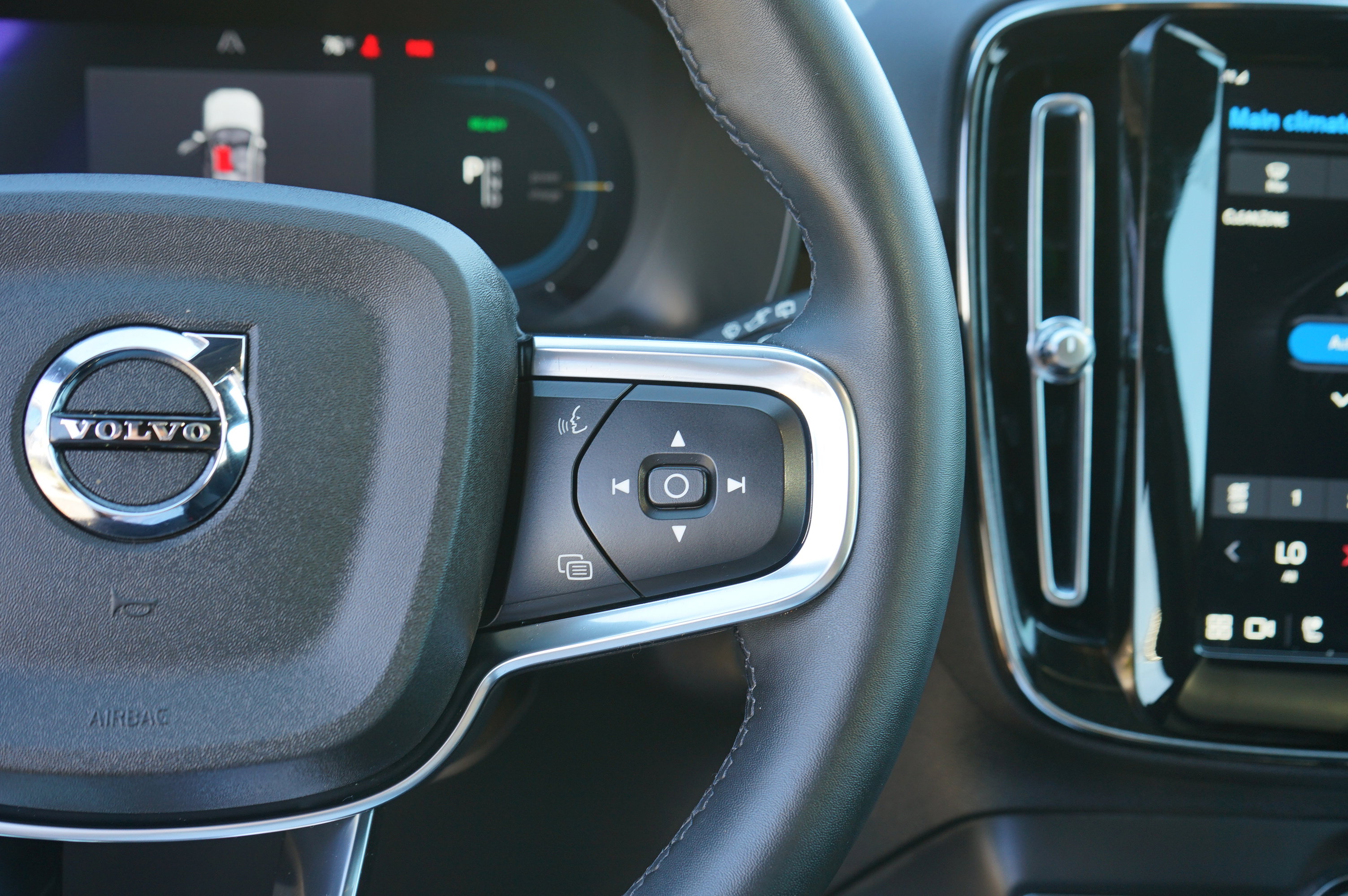 Used 2023 Volvo XC40 Recharge Ultimate image 27