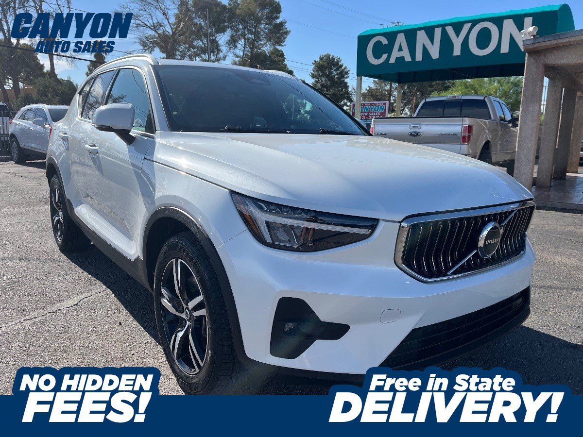 Used 2023 Volvo XC40 B5 Plus AWD/4WD image 1