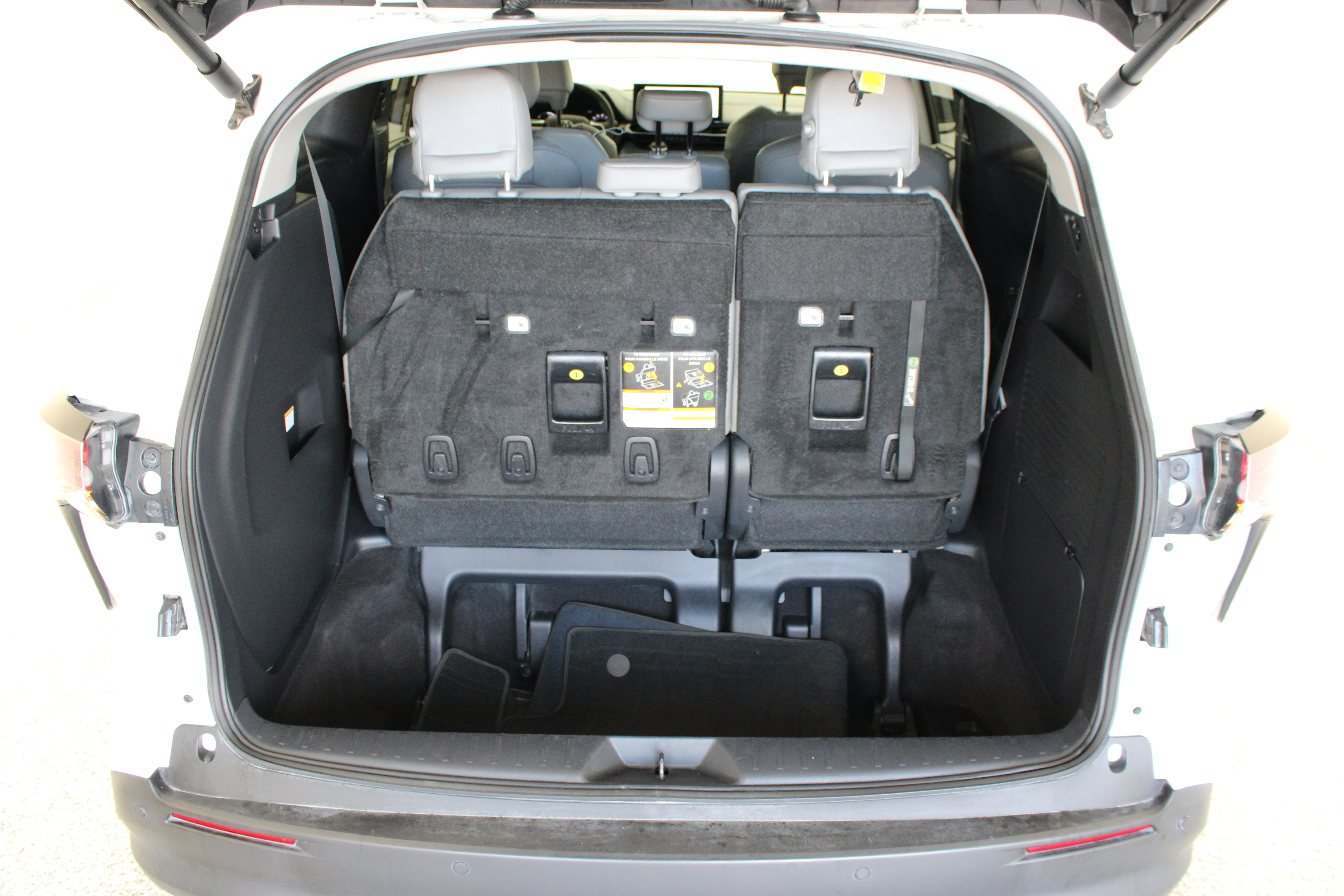 Used 2025 Toyota Sienna XLE FWD image 34