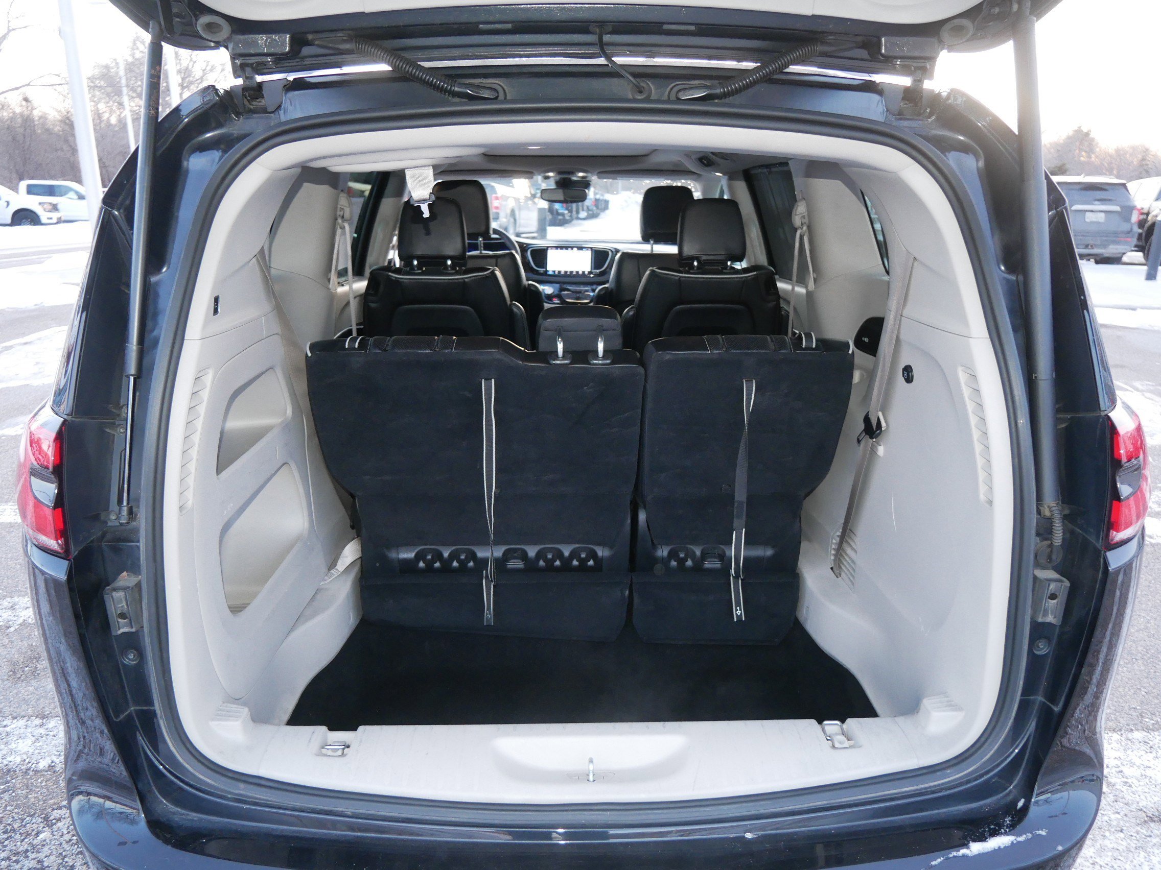 Used 2023 Chrysler Pacifica Limited FWD image 18