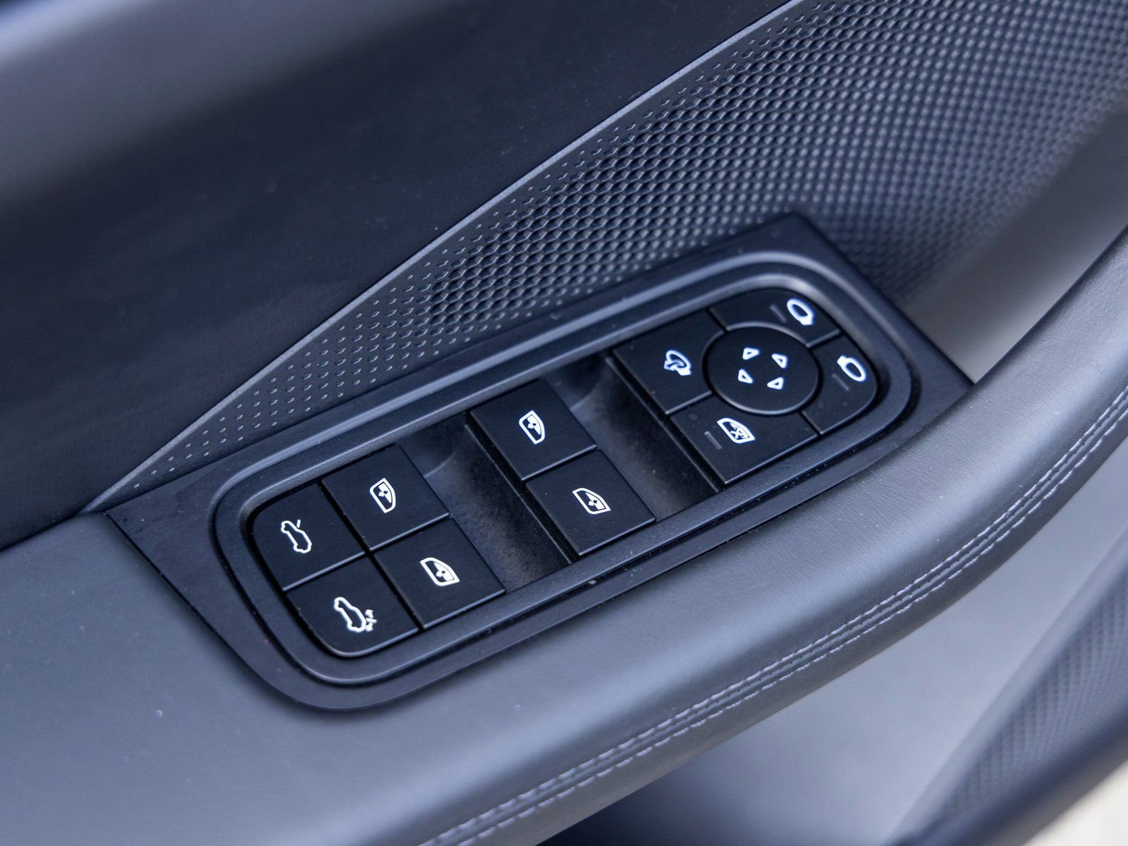 Certified 2025 Porsche Macan 4 Electric image 22