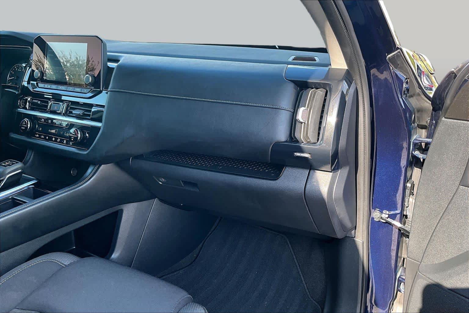 Used 2024 Nissan Pathfinder SV FWD image 19
