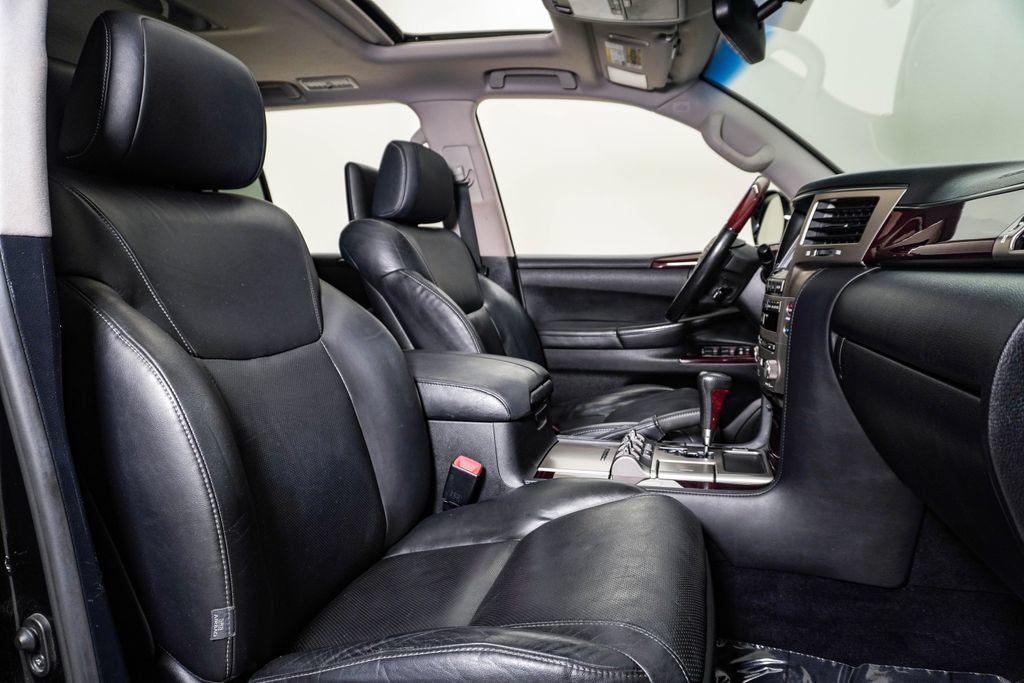 Used 2013 Lexus LX 570 4WD w/ Luxury Pkg image 16