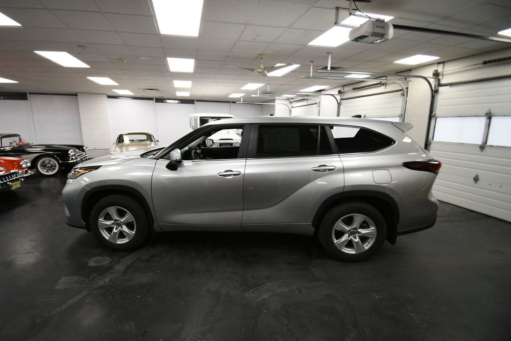 Certified 2024 Toyota Highlander LE image 4