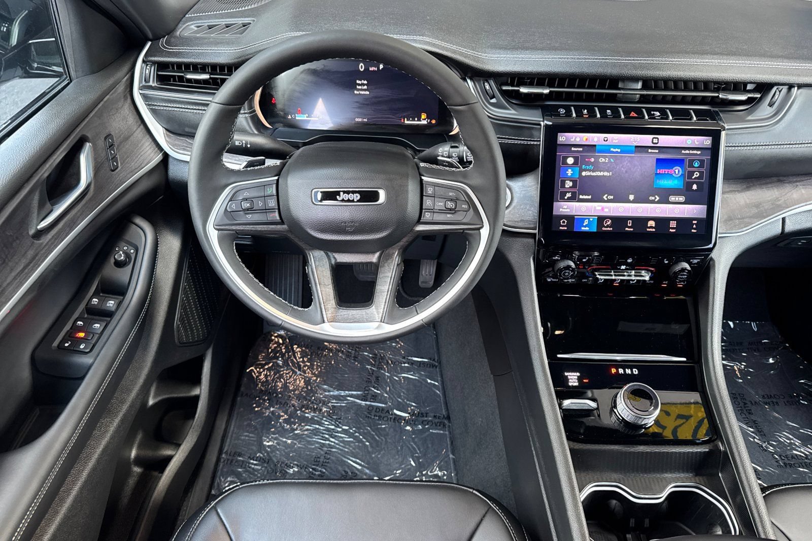 Used 2025 Jeep Grand Cherokee L Limited w/ Black Appearance Package AWD/4WD image 15