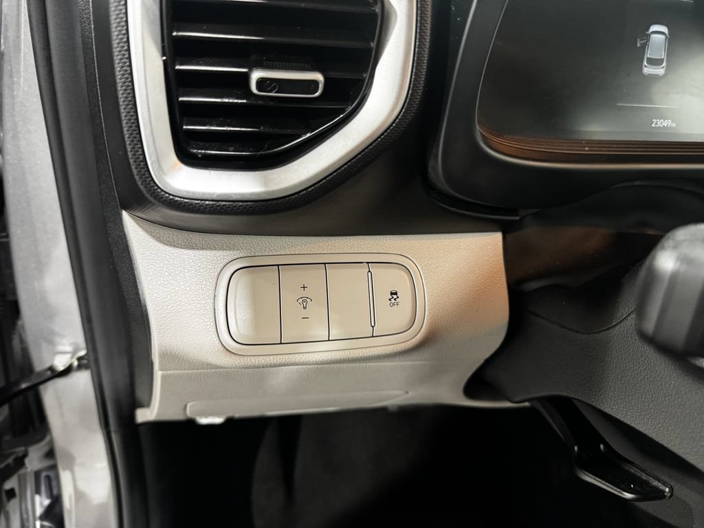 Used 2025 Hyundai Venue SEL FWD image 30
