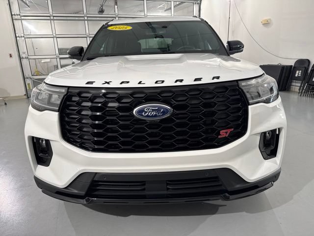 Used 2025 Ford Explorer ST AWD/4WD image 2