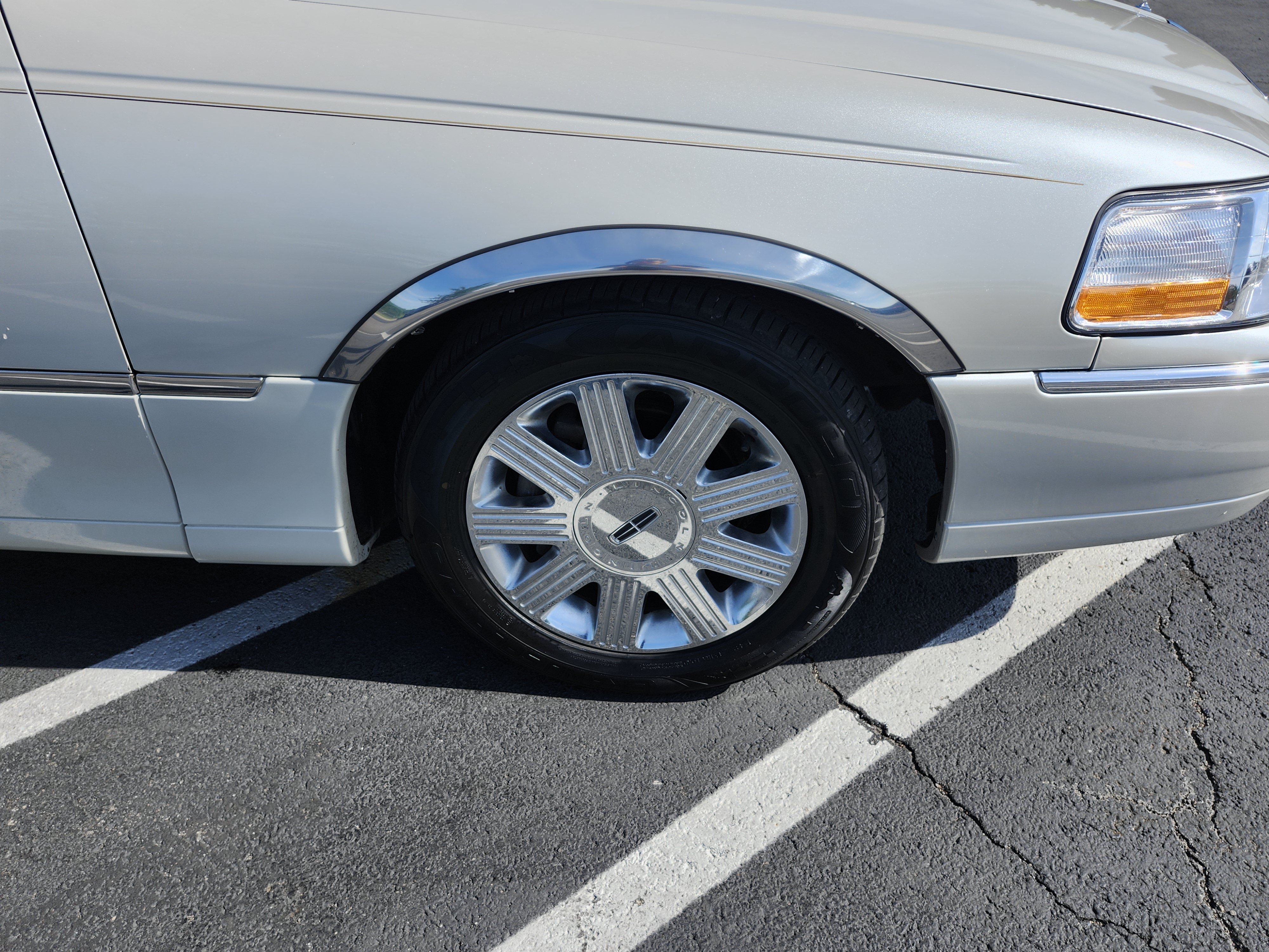 Used 2005 Lincoln Town Car Signature Limited RWD image 9