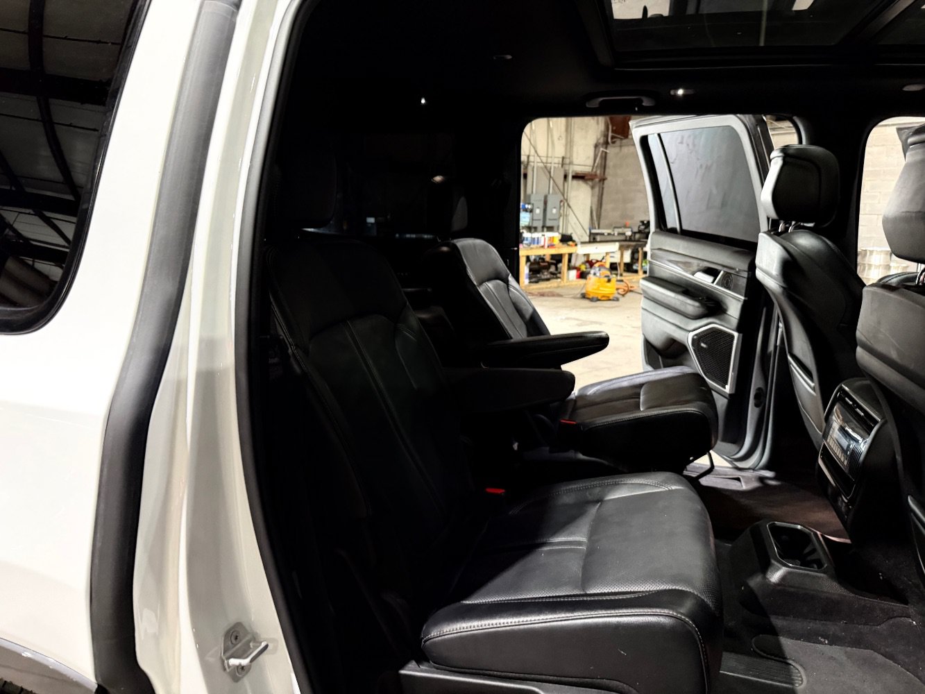 Used 2022 Jeep Wagoneer Series III w/ Premium Group I AWD/4WD image 23