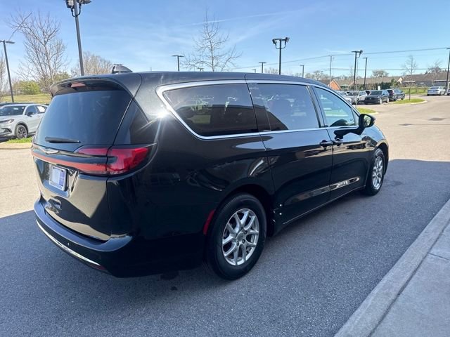 Used 2023 Chrysler Pacifica Touring-L image 4