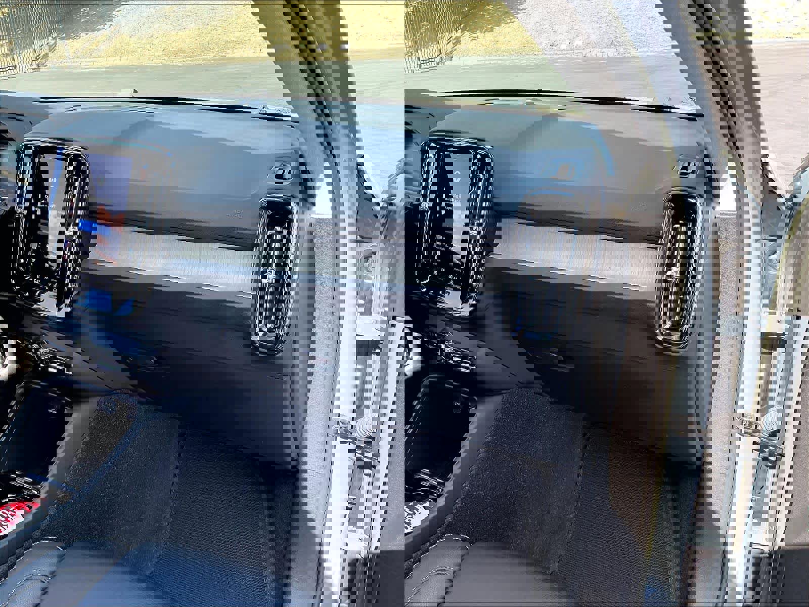 Used 2023 Volvo XC40 B5 Plus w/ Protection Package Premier image 18