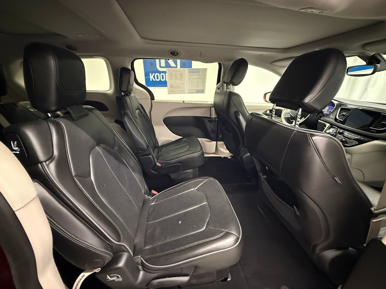 Used 2019 Chrysler Pacifica Limited w/ Tire & Wheel Group FWD image 7