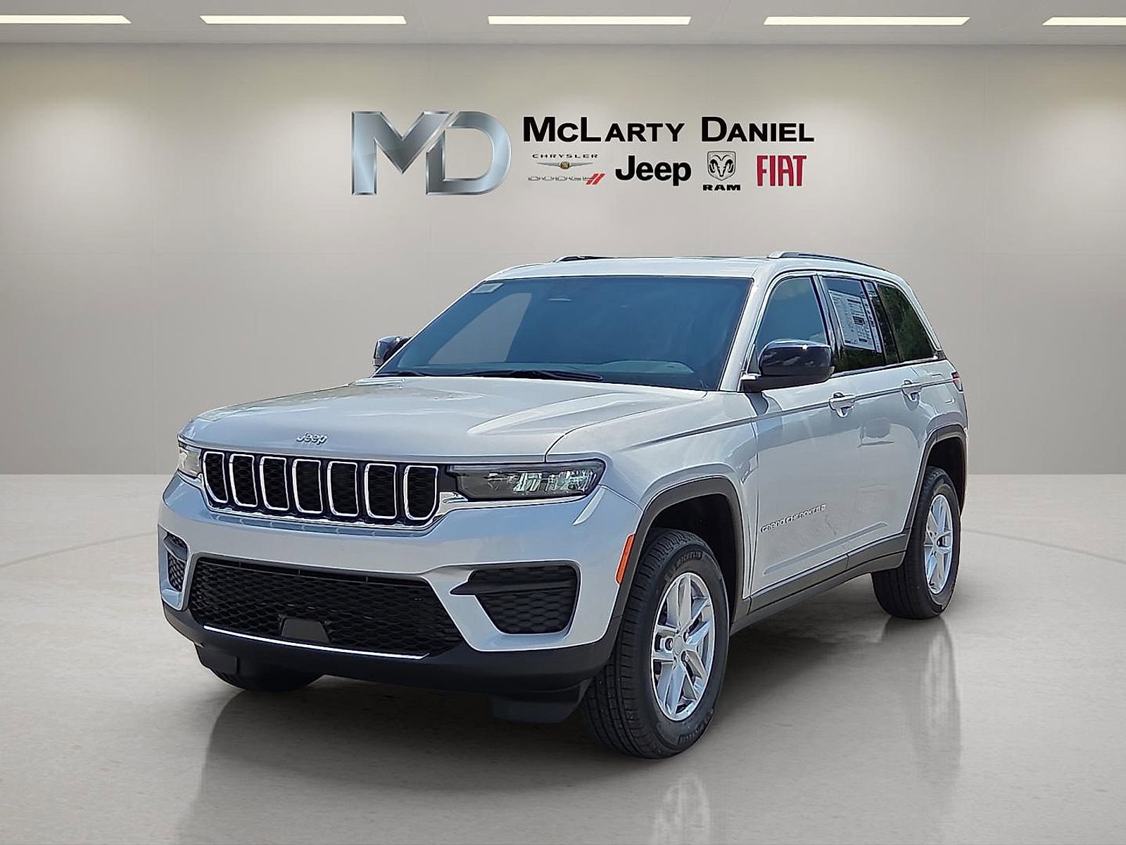 New 2025 Jeep Grand Cherokee Laredo image 2