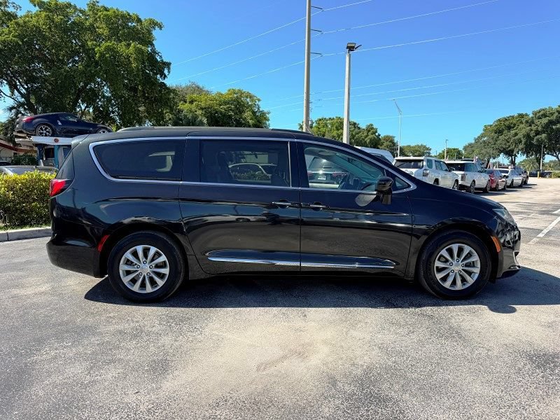 Used 2017 Chrysler Pacifica Touring-L FWD image 4