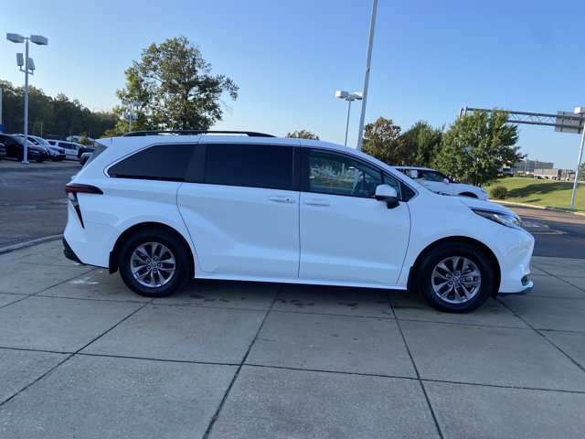 Used 2023 Toyota Sienna LE FWD image 13