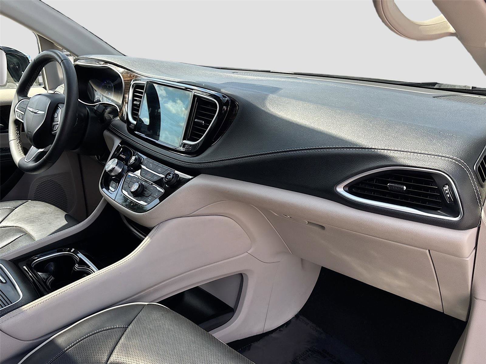 Used 2023 Chrysler Pacifica Limited image 31