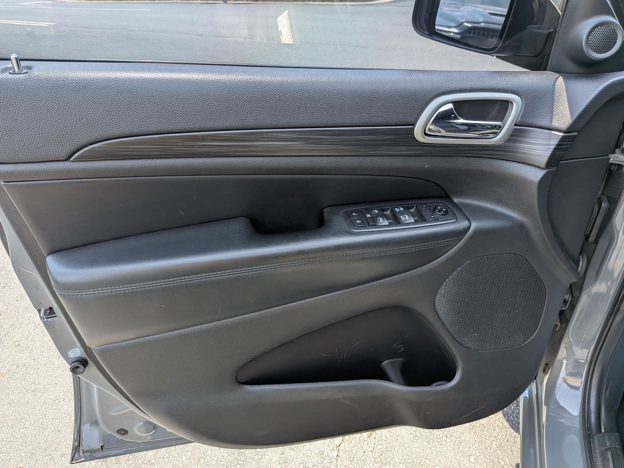 Used 2019 Jeep Grand Cherokee Altitude AWD/4WD image 10