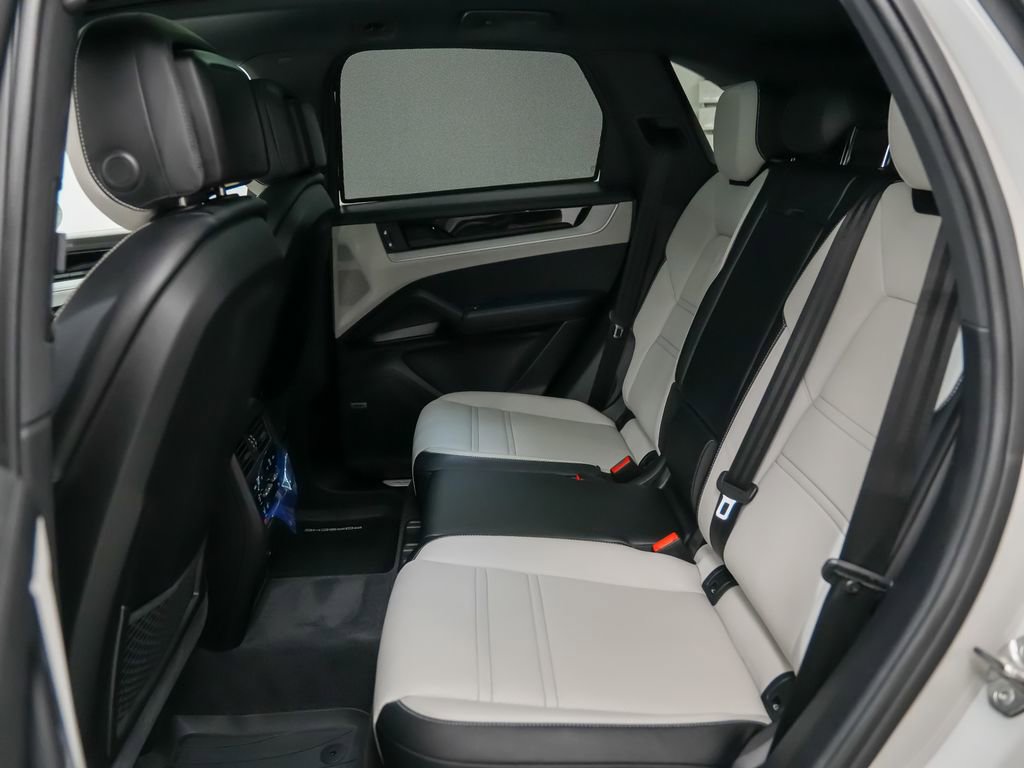 Used 2024 Porsche Cayenne AWD/4WD image 18