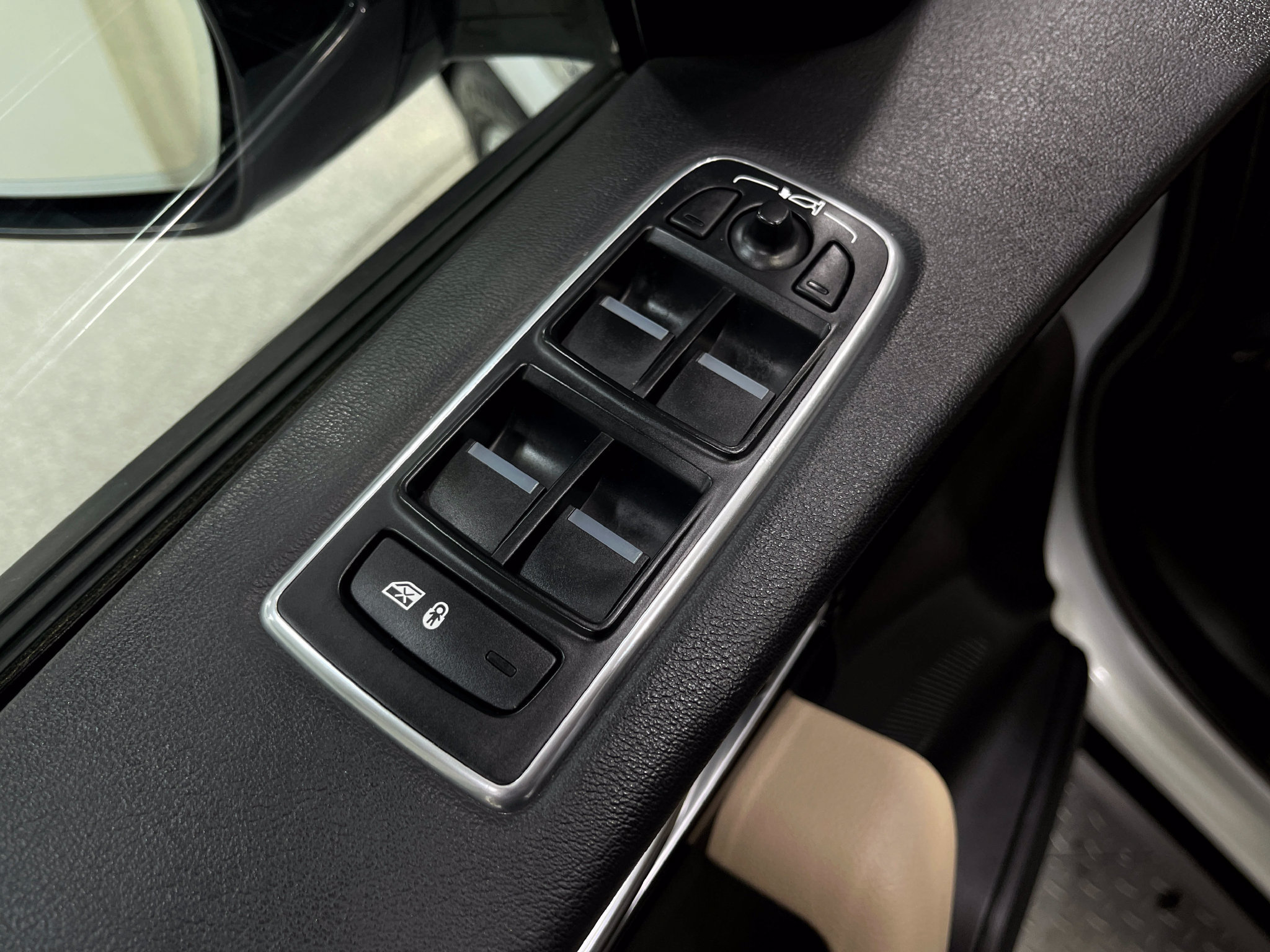 Used 2018 Jaguar F-PACE Premium AWD/4WD image 16