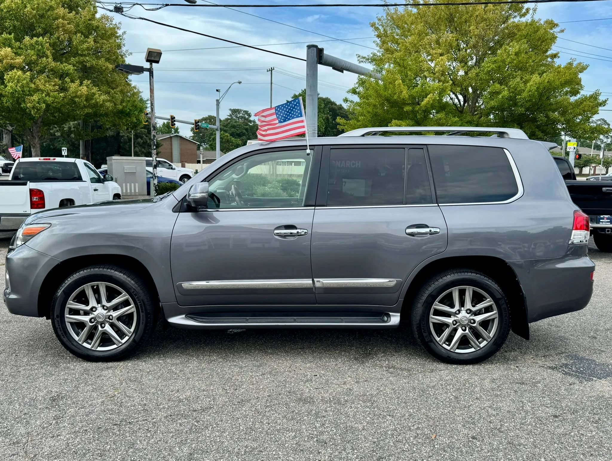 Used 2013 Lexus LX 570 4WD w/ Luxury Pkg image 2