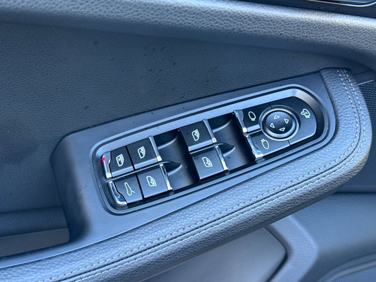 Certified 2025 Porsche Macan image 13