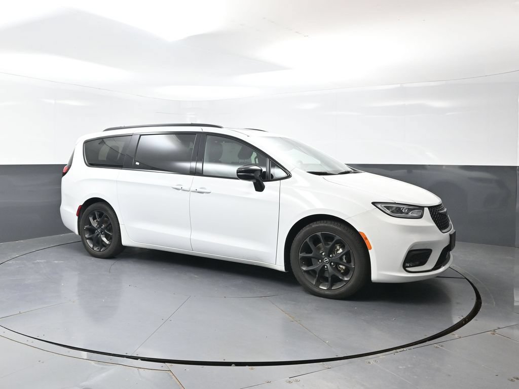 Used 2025 Chrysler Pacifica Limited FWD image 5