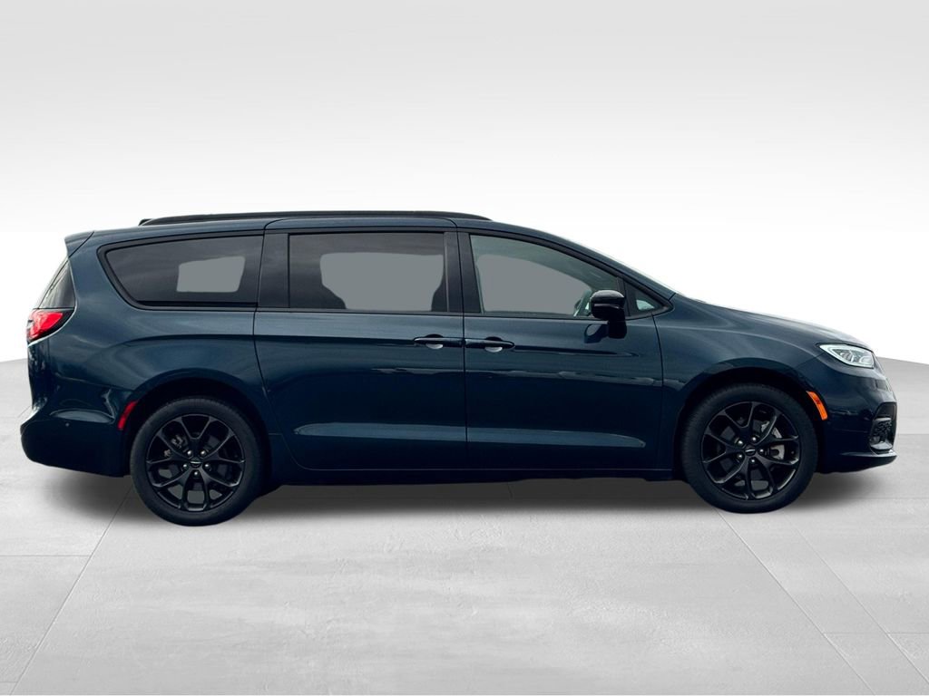 Used 2023 Chrysler Pacifica Limited w/ S Appearance Package AWD/4WD image 8