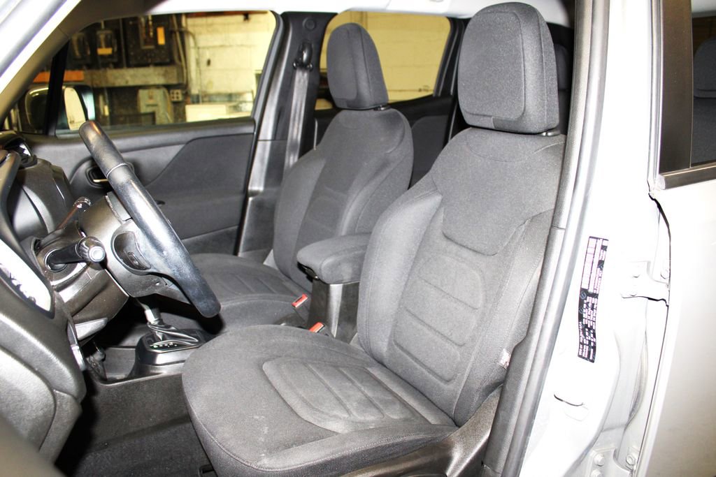 Used 2020 Jeep Renegade Latitude w/ Cold Weather Group image 24