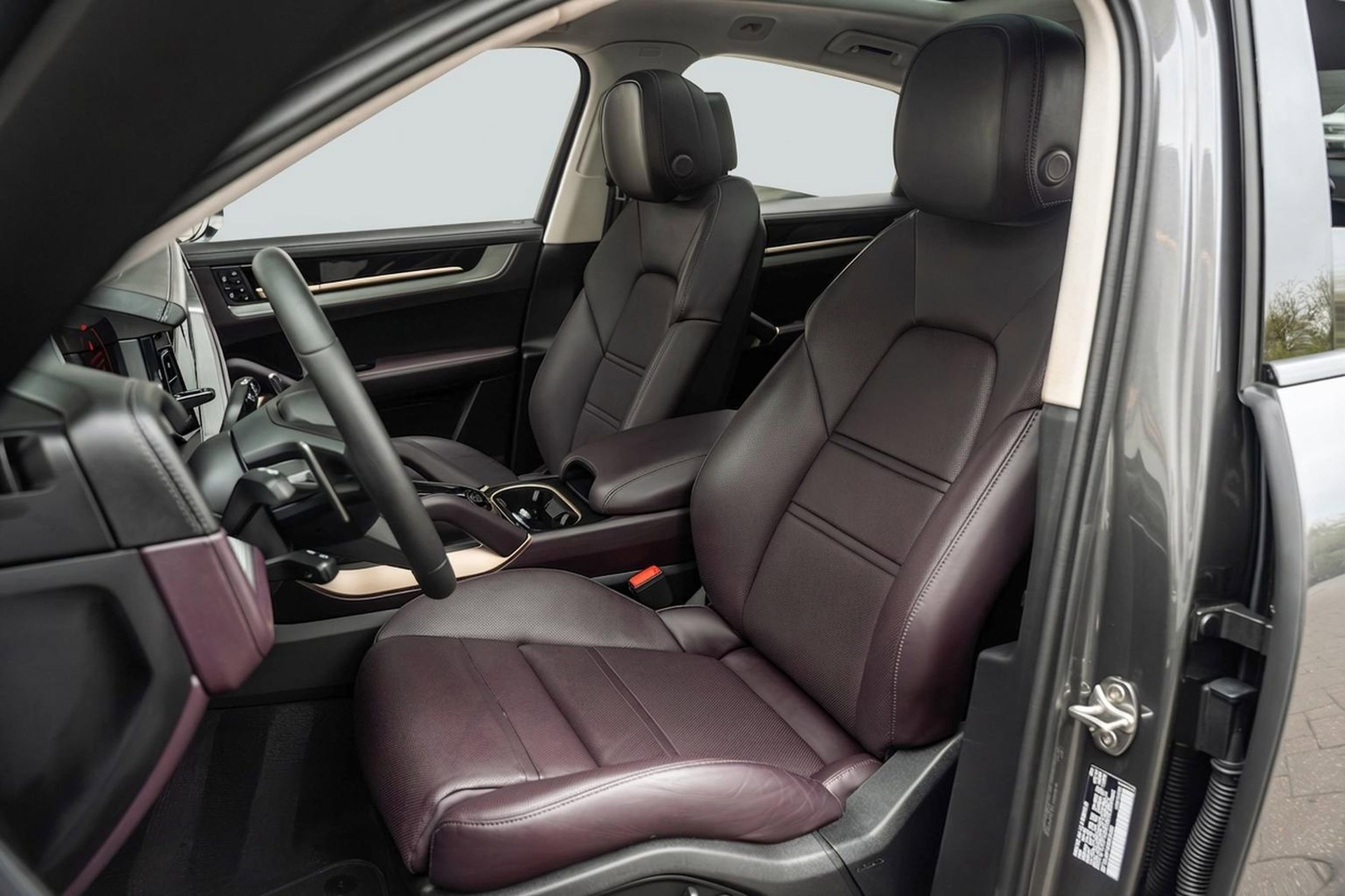 Used 2025 Porsche Cayenne S image 8