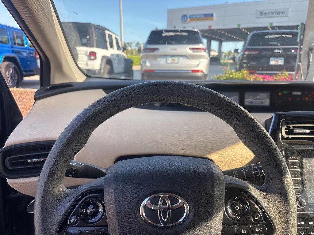 Used 2021 Toyota Prius LE FWD image 4