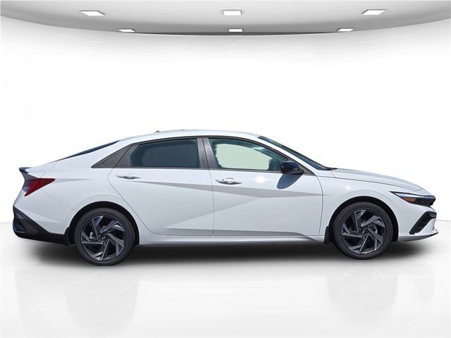 New 2025 Hyundai Elantra SEL image 11