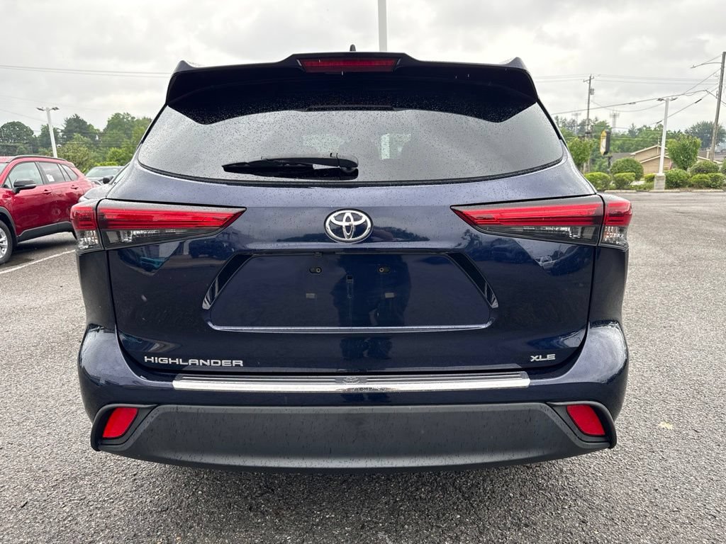 Used 2023 Toyota Highlander XLE FWD image 3