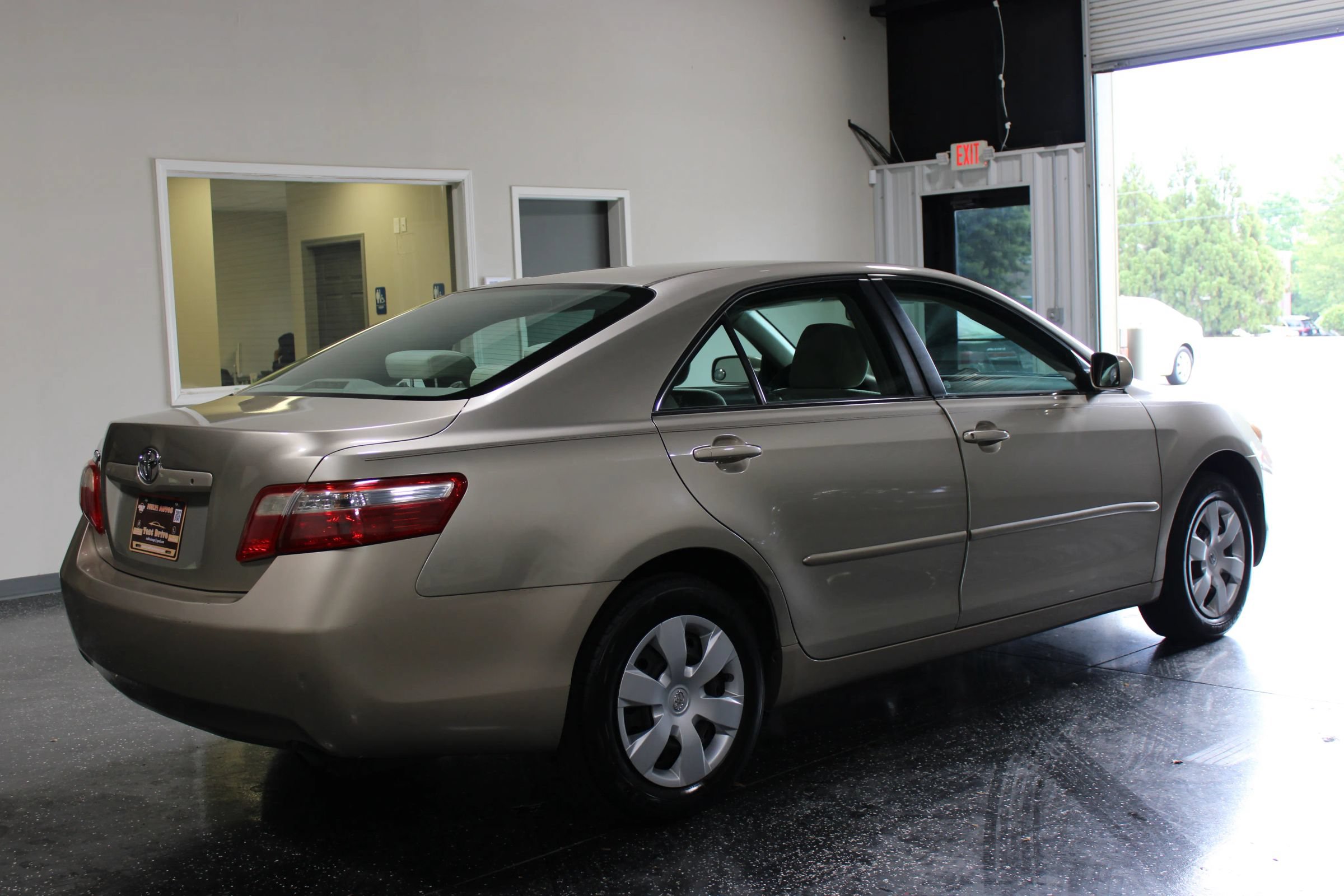 Used 2009 Toyota Camry LE FWD image 3