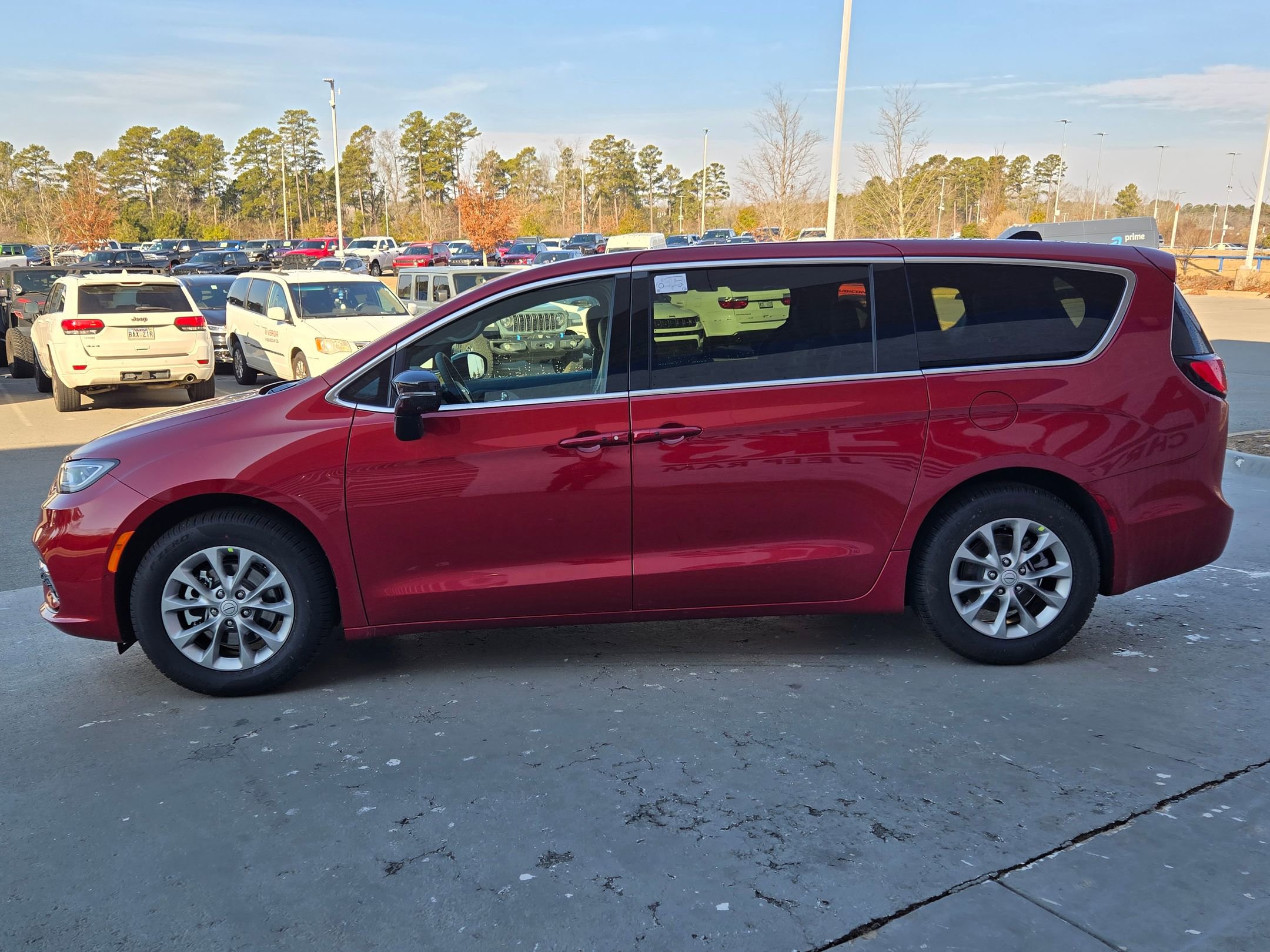 New 2026 Chrysler Pacifica Limited w/ Uconnect Theater Family Group image 4