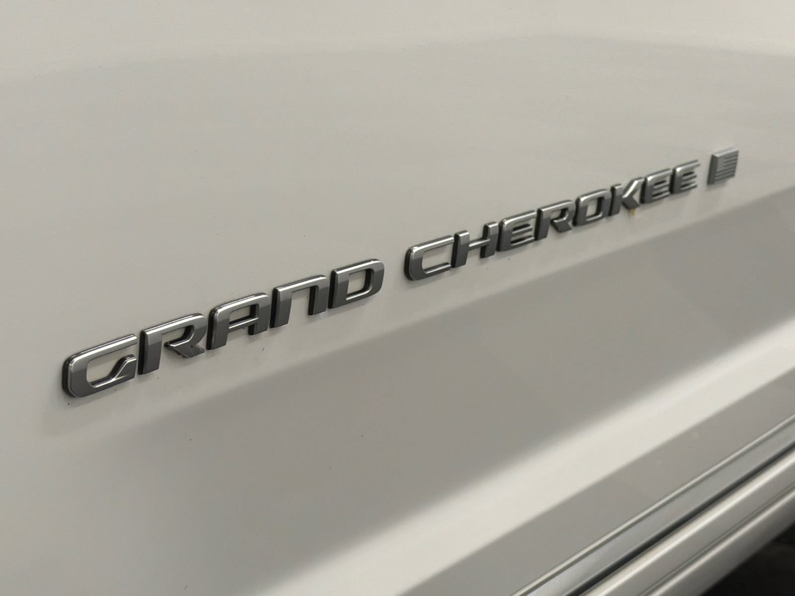 Used 2022 Jeep Grand Cherokee Summit AWD/4WD image 15