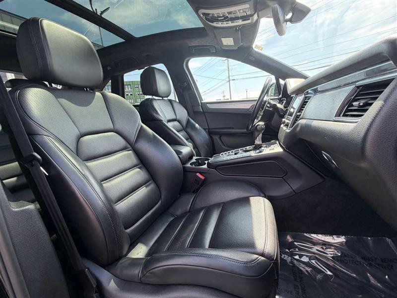 Used 2018 Porsche Macan Turbo AWD/4WD image 40