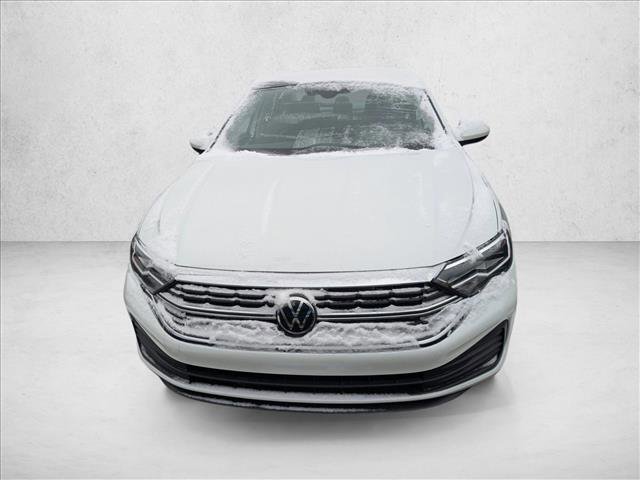 Used 2024 Volkswagen Jetta SE image 2
