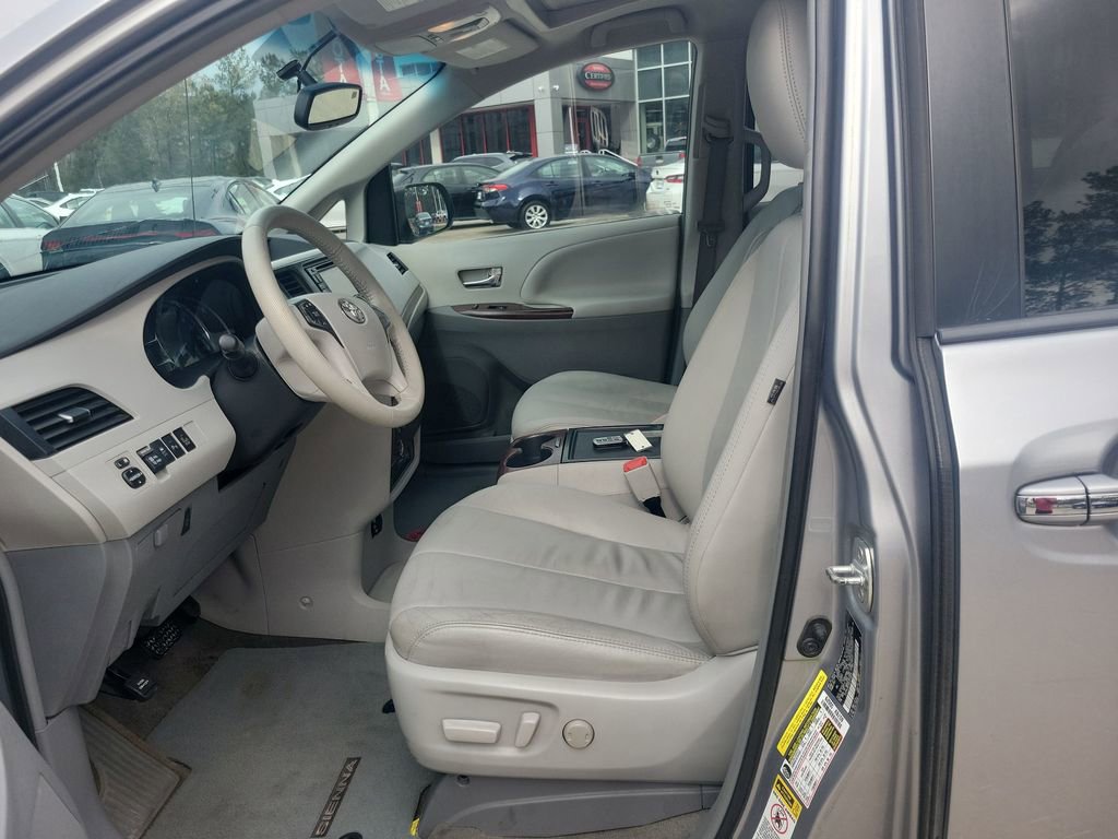 Used 2013 Toyota Sienna XLE w/ Entertainment Pkg image 14