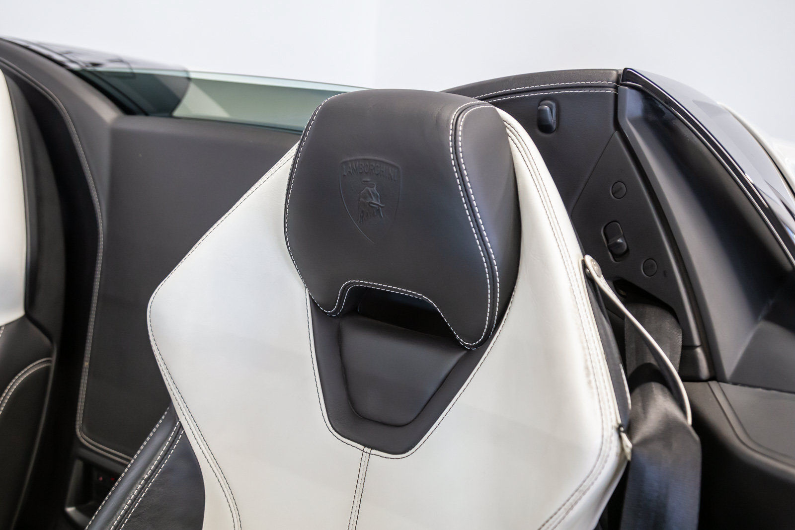 Used 2017 Lamborghini Huracan LP 610-4 AWD/4WD image 38