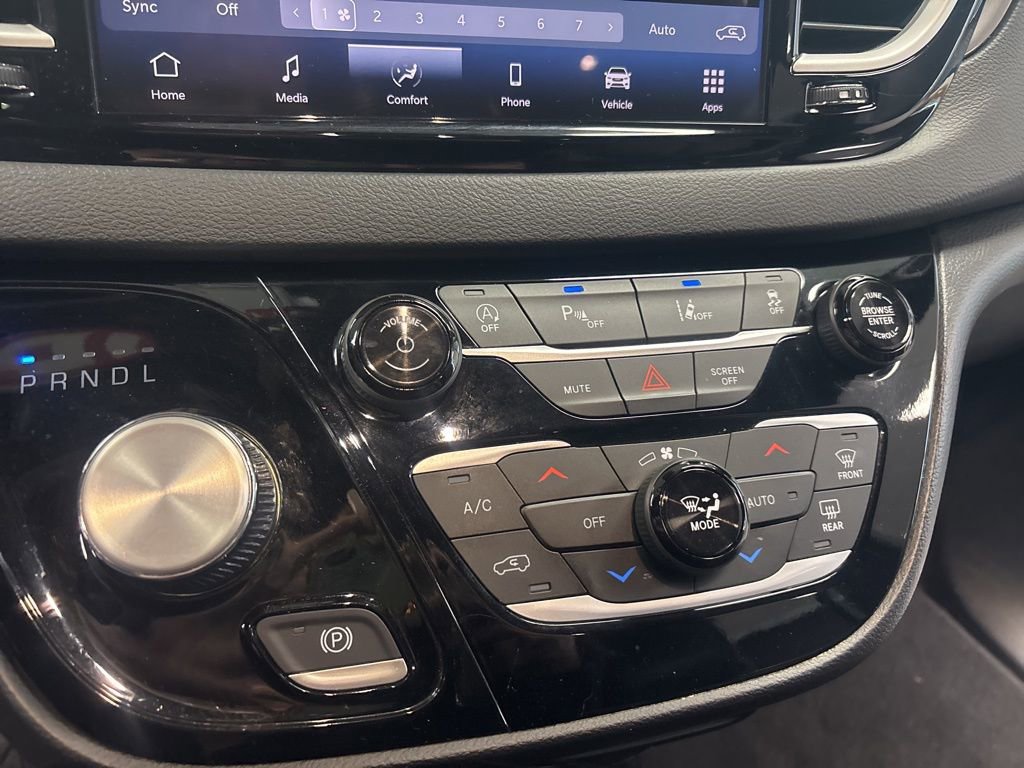 Used 2025 Chrysler Pacifica Select image 19