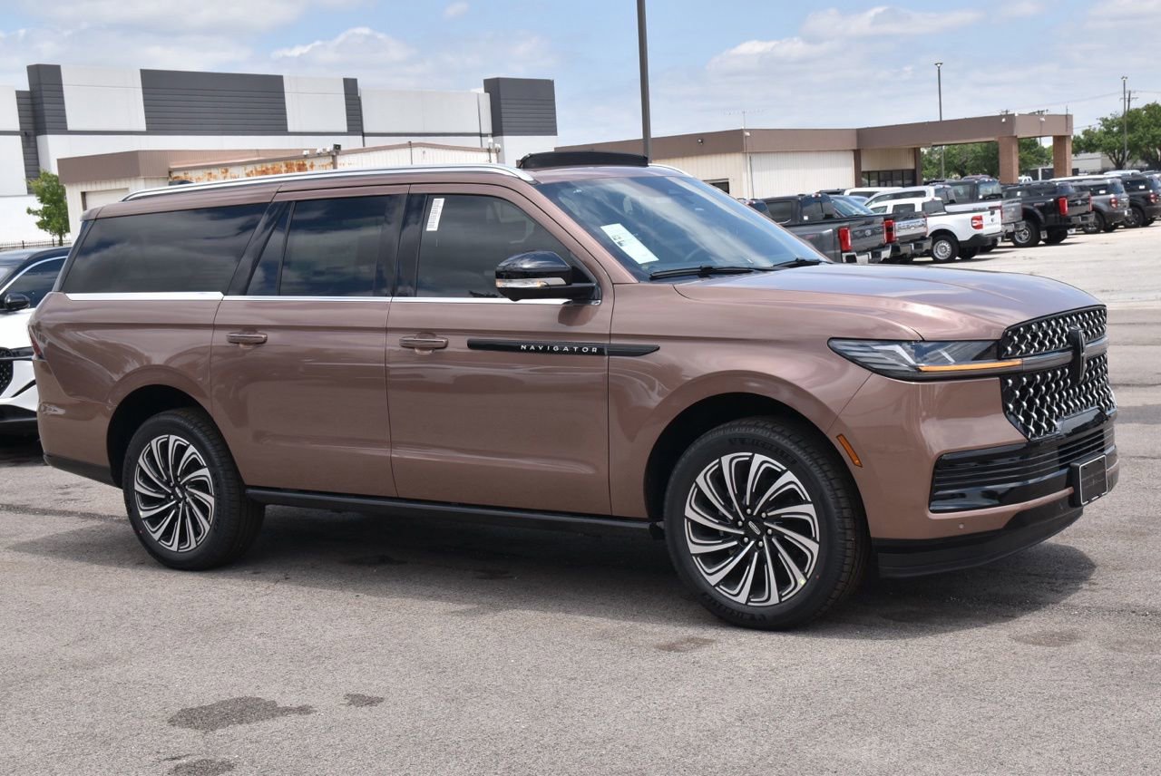 New 2026 Lincoln Navigator L Black Label AWD/4WD image 4