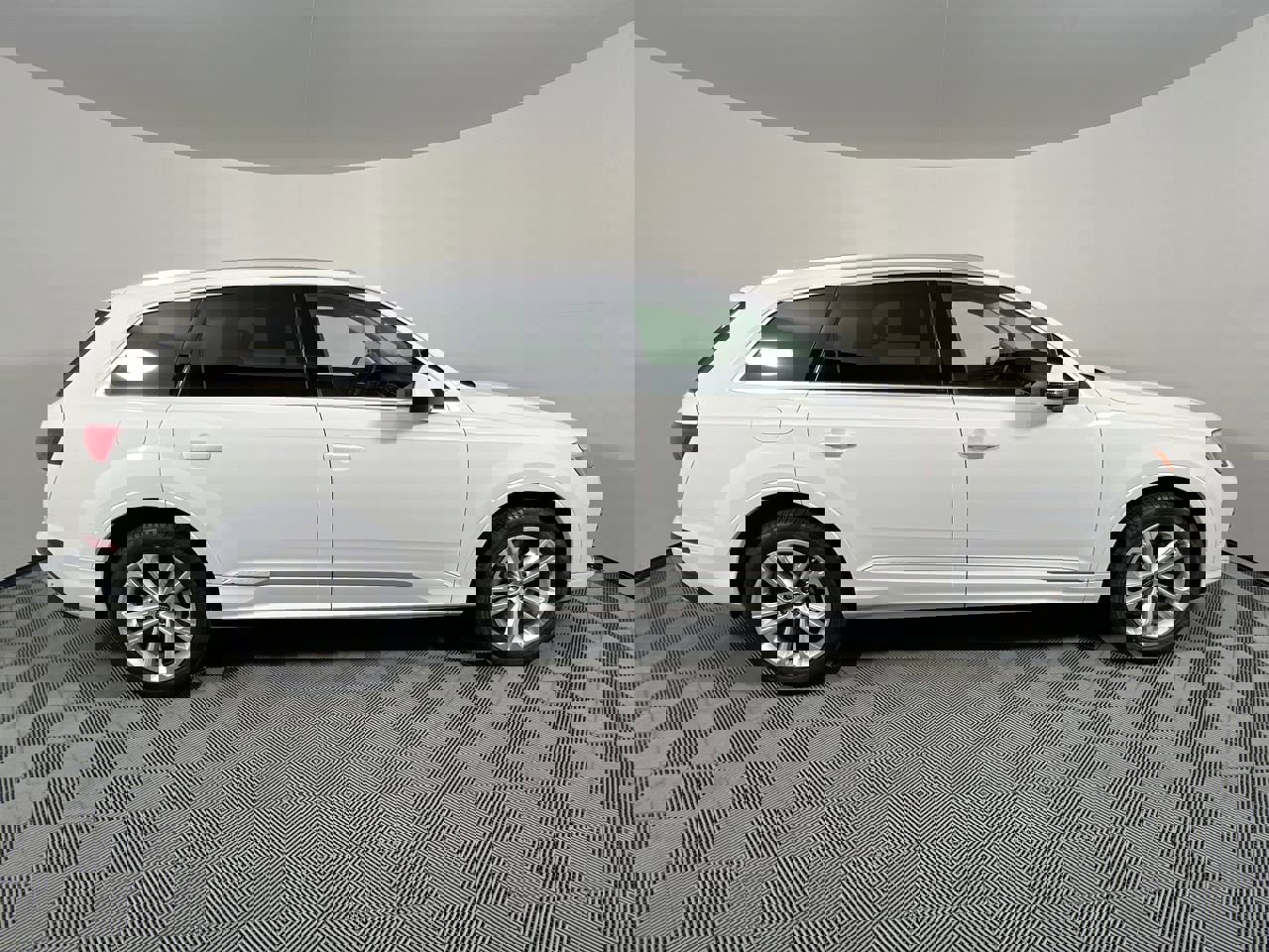 Used 2025 Audi Q7 3.0T Premium Plus image 2