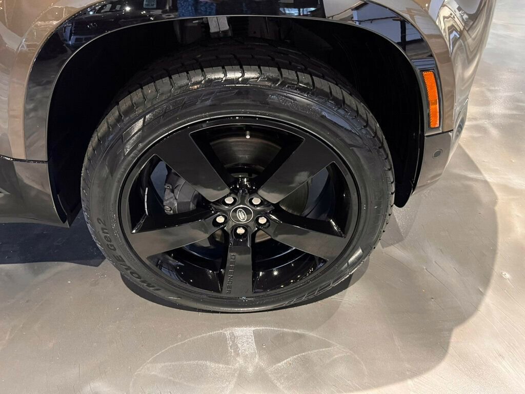 Used 2023 Land Rover Defender 110 X-Dynamic SE image 13