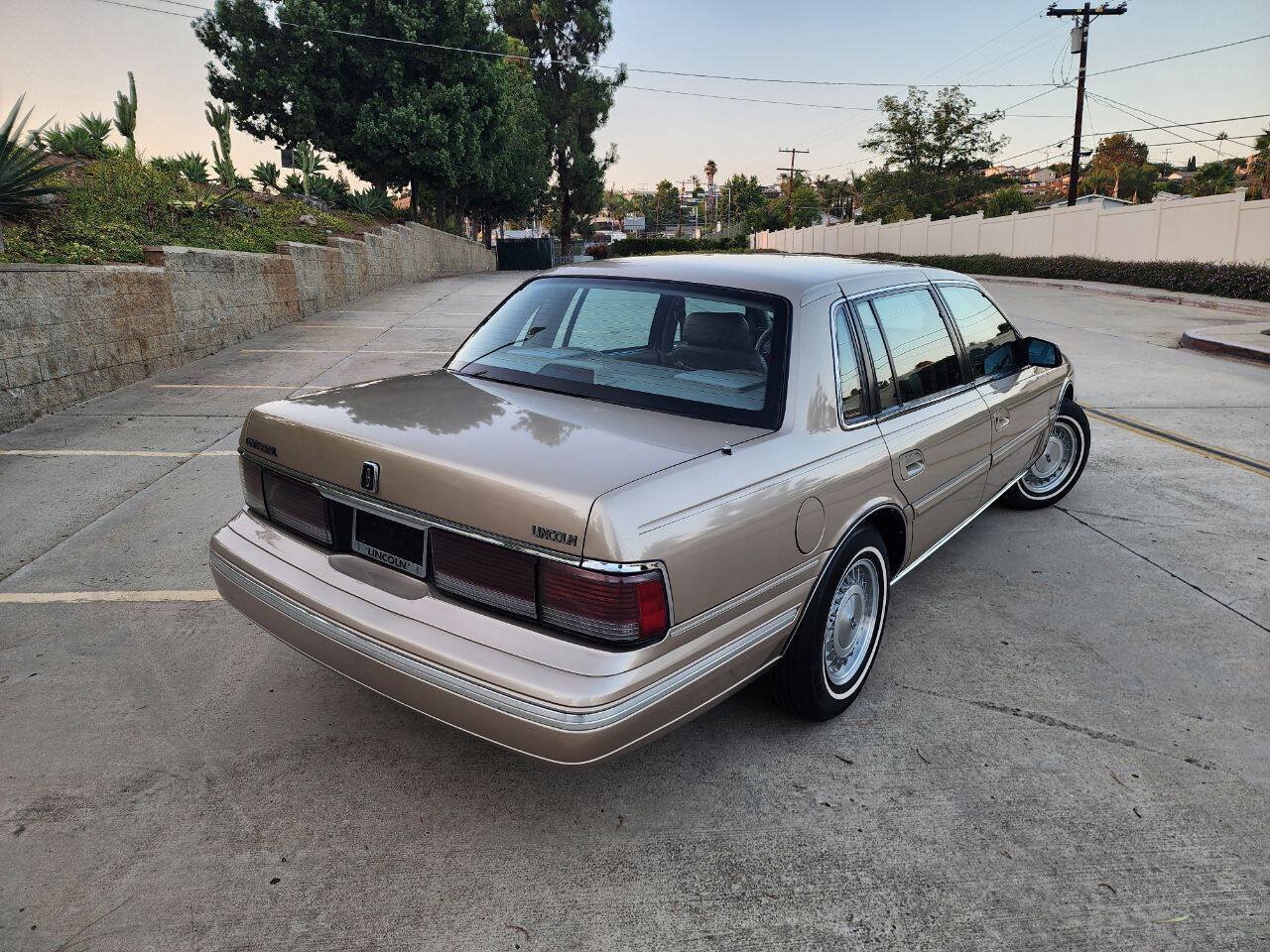 Used 1988 Lincoln Continental Signature FWD image 7