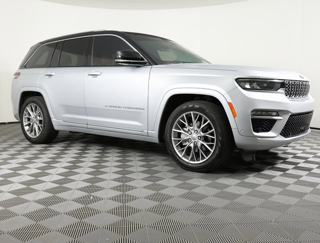 Used 2023 Jeep Grand Cherokee Summit w/ Luxury Tech Group V image 3