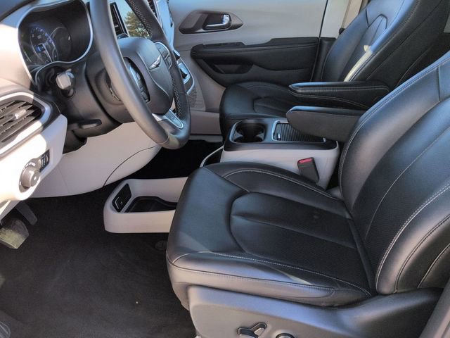 Used 2024 Chrysler Pacifica Touring-L image 12