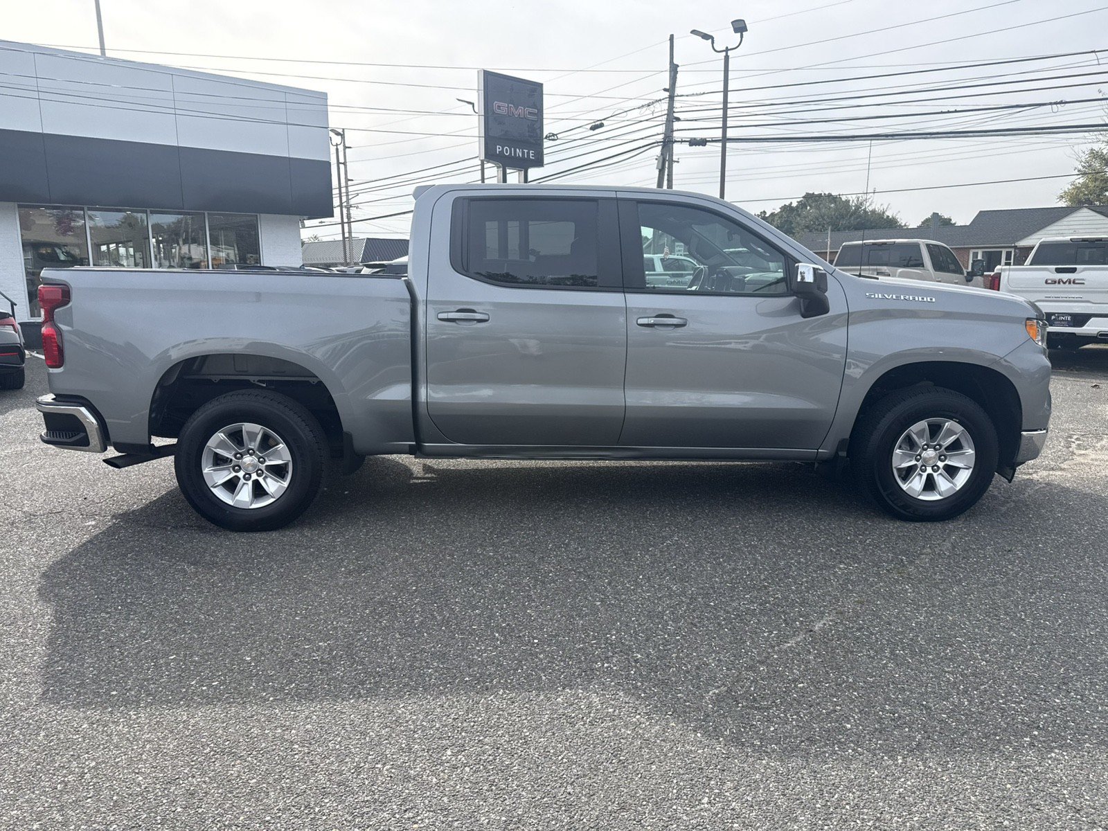 Used 2025 Chevrolet Silverado 1500 LT RWD image 2
