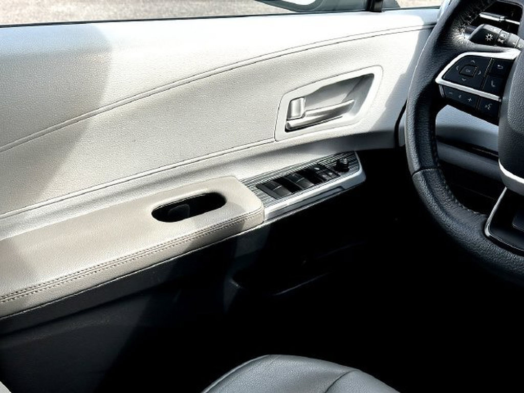Certified 2025 Toyota Sienna XLE FWD image 27