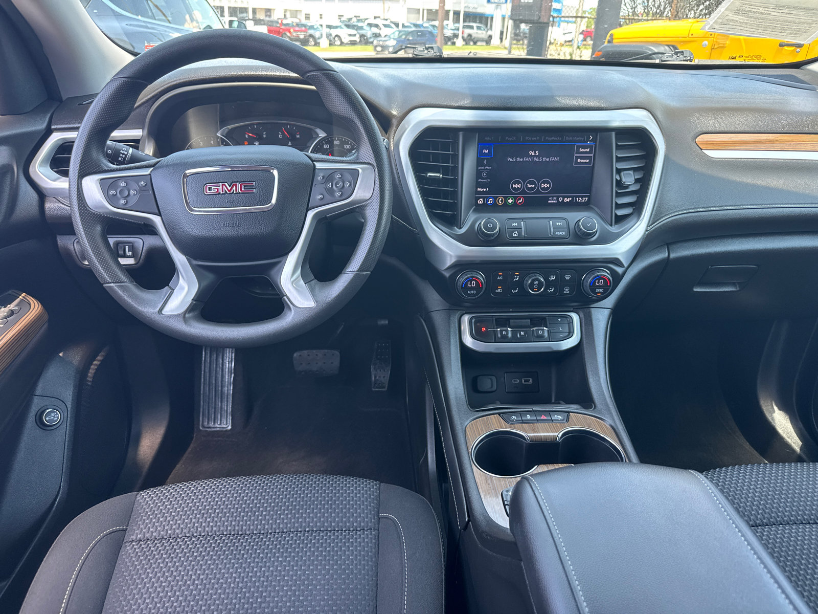 Used 2023 GMC Acadia SLE w/ Driver Convenience Package image 9